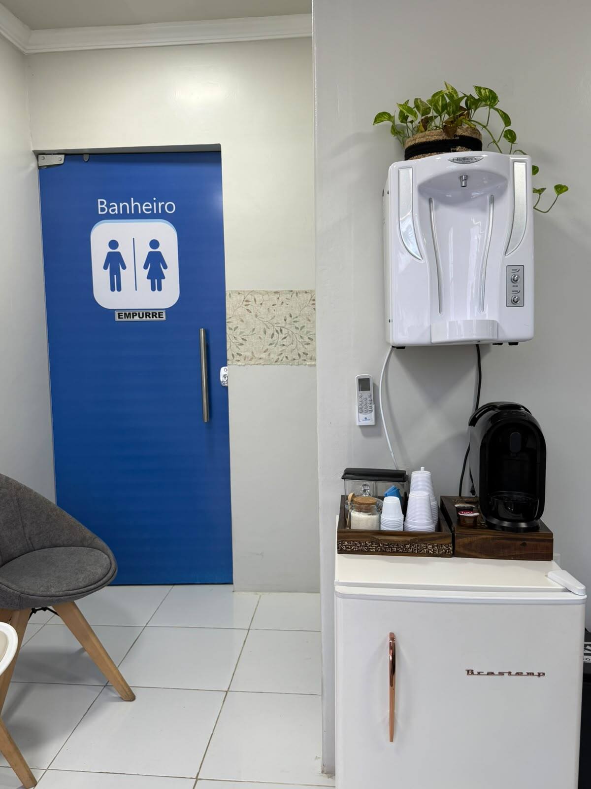Área de espera com água e café da clínica AAV Fisioterapia