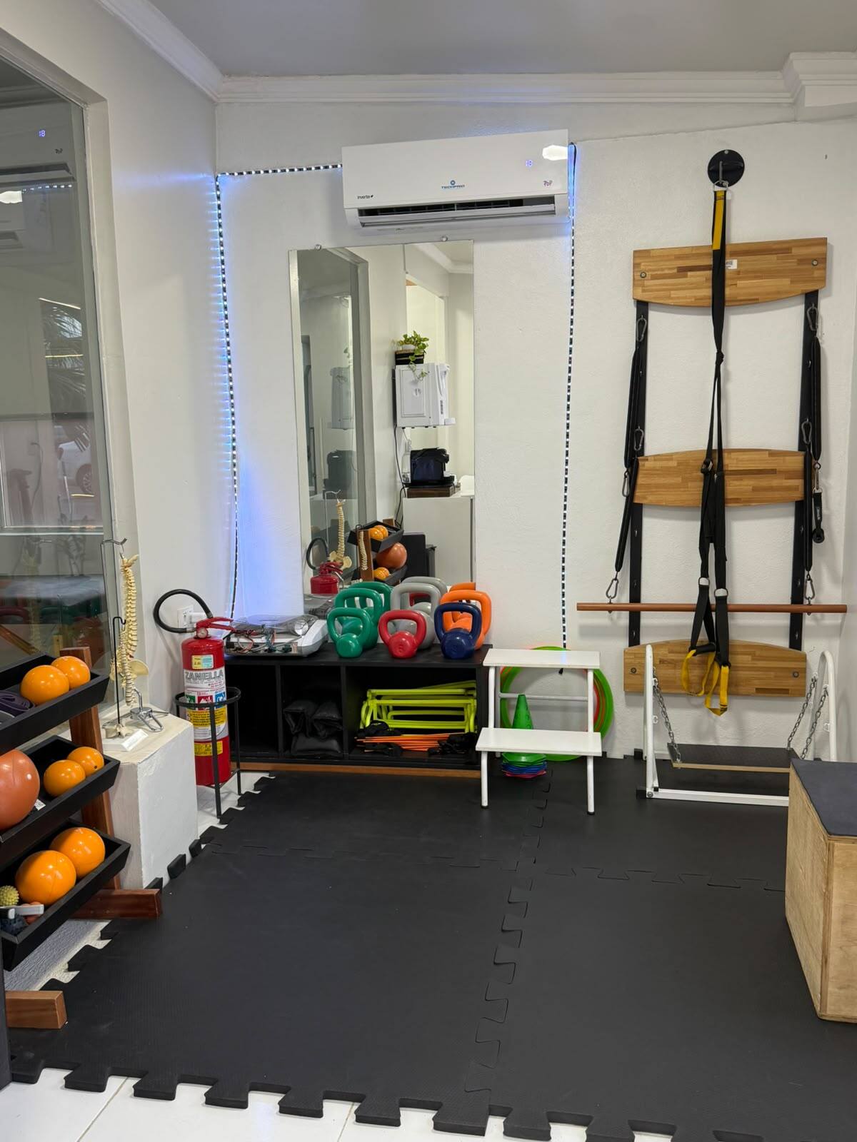 Área de treinamento funcional com kettlebells e TRX na AAV